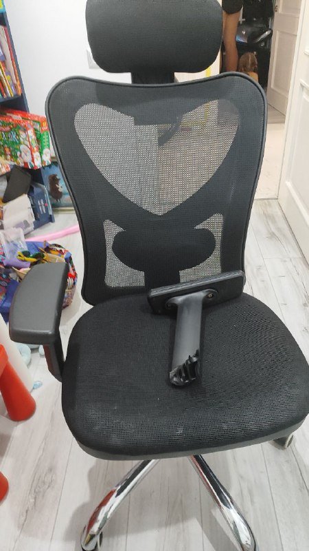 Офисный стул с сломанной ручкой