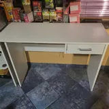 Деревянный стол с ящиком 1