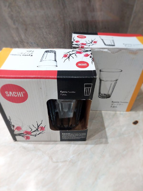 Пылесос SAMSUNG, столик, корзина для белья, стаканы, постельное белье 4