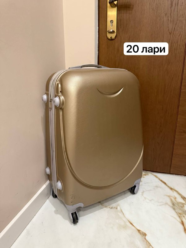 чемодан, деревянная полка, платье, юбка, блузы
