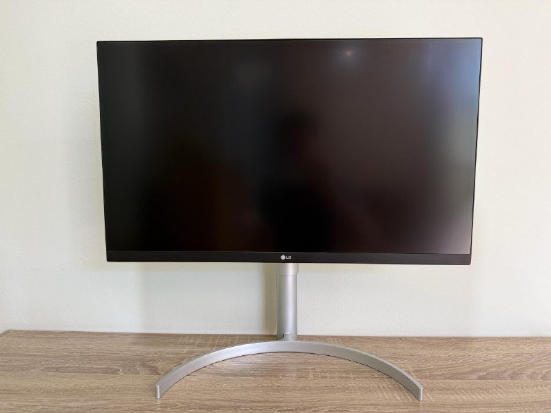 Монитор LG, компьютерный стол, кресло, книга