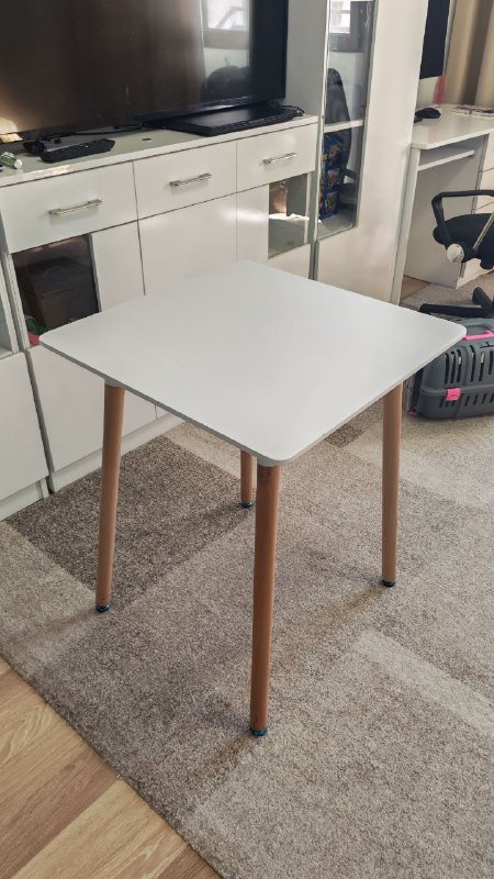 Стол белый с деревянными ножками