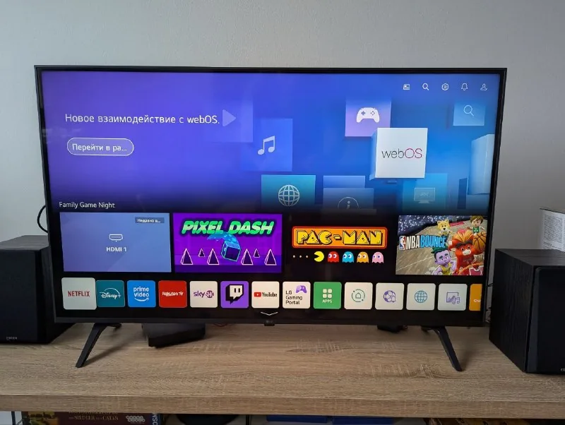 Телевизор LG 43UP76703LB, проигрыватель audio-technica AT-LP60XBT, колонки Edifier R1100 1