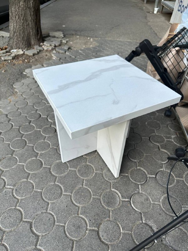 Вешалка, чёрные стулья, кофейный стол 3