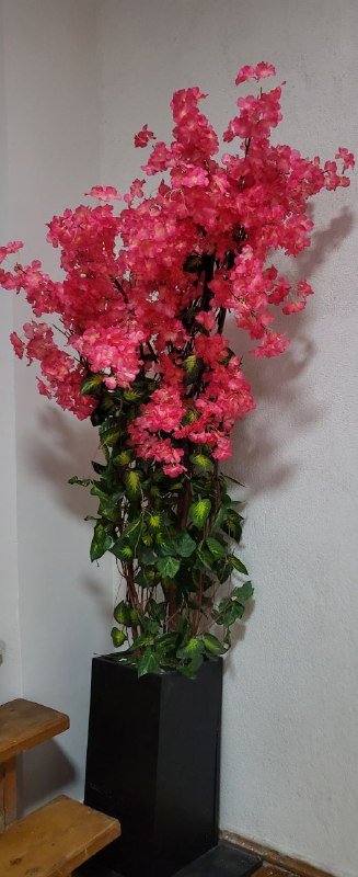 Искусственное декоративное растение в вазе высотой 2 метра