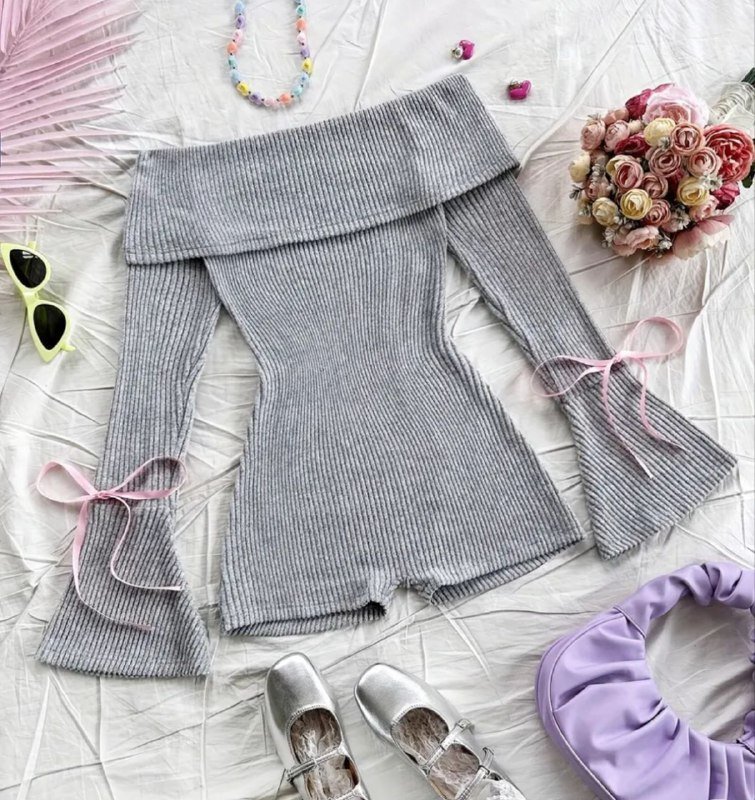 Серый трикотажный топ и белое платье с голубым цветочным рисунком