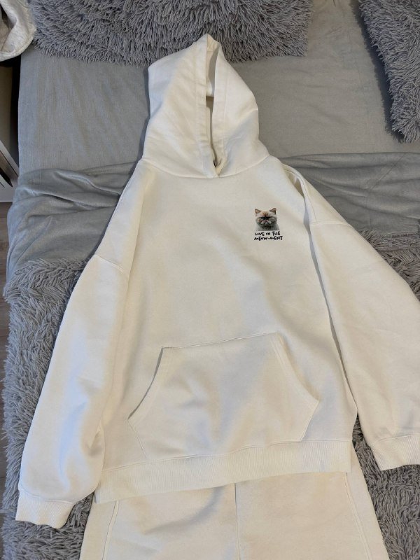Белый спортивный костюм с капюшоном и брюками с котами