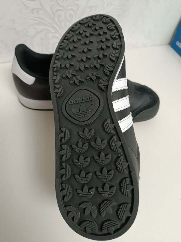 Унисекс кроссовки Adidas 37.5-38 размер 7