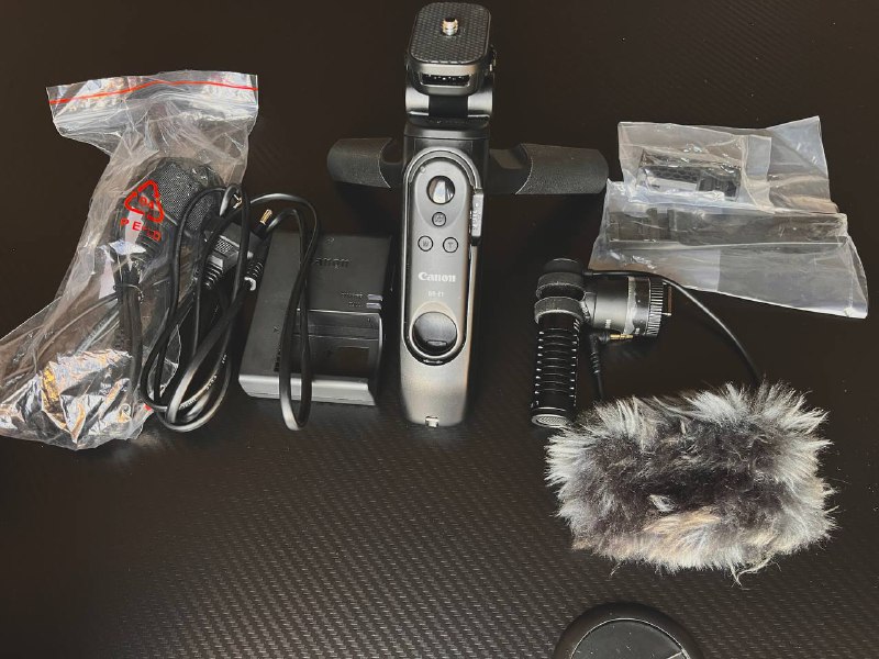 Камера Canon R50 с объективом 18-45мм и Creator Kit 2