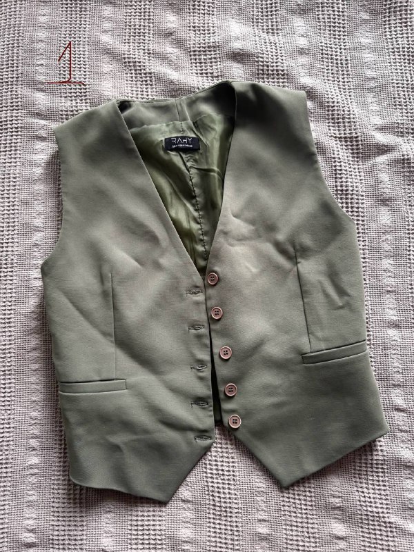 Жилет, свитер Uniqlo, футболка, платье макаронка, юбка H&M, худи Tommy Hilfiger, пиджак малиновый