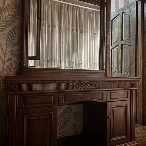 Туалетный столик с зеркалом