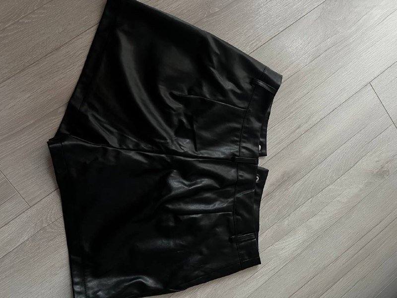 Шорты prettylittlething, платье river island, книга Юлия Лапина 7