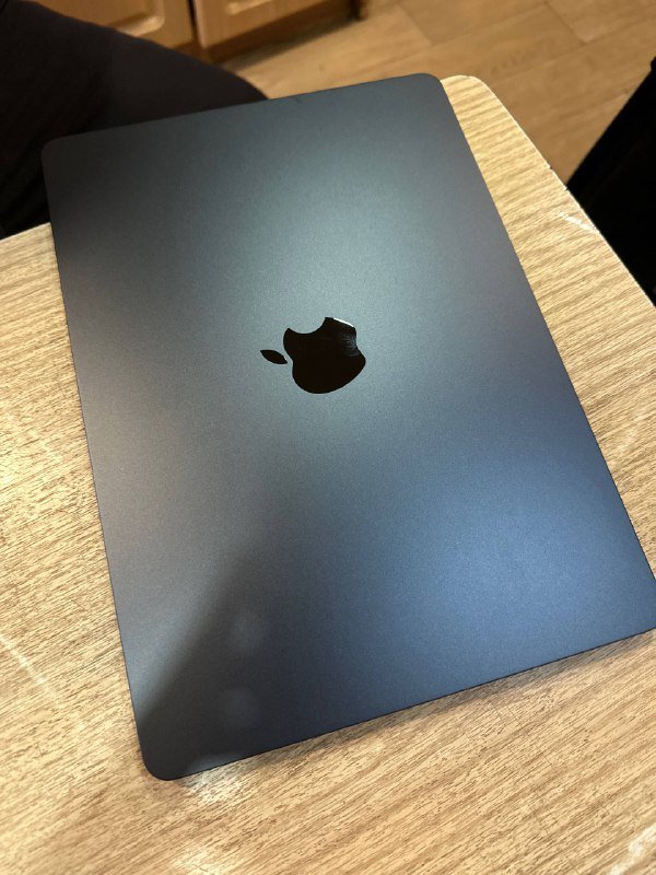 Ноутбук Apple с зарядным устройством и чехлом