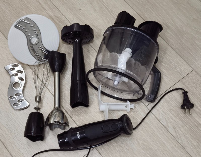 Ikea becant desk, Braun blender, Harman speakers, Huawei monitor, Xiaomi vacuum, cosmetic fridge 8