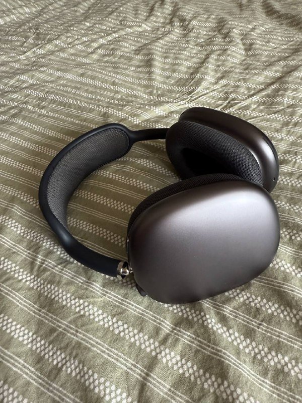 AirPods Max в черном цвете с проводом для зарядки 4