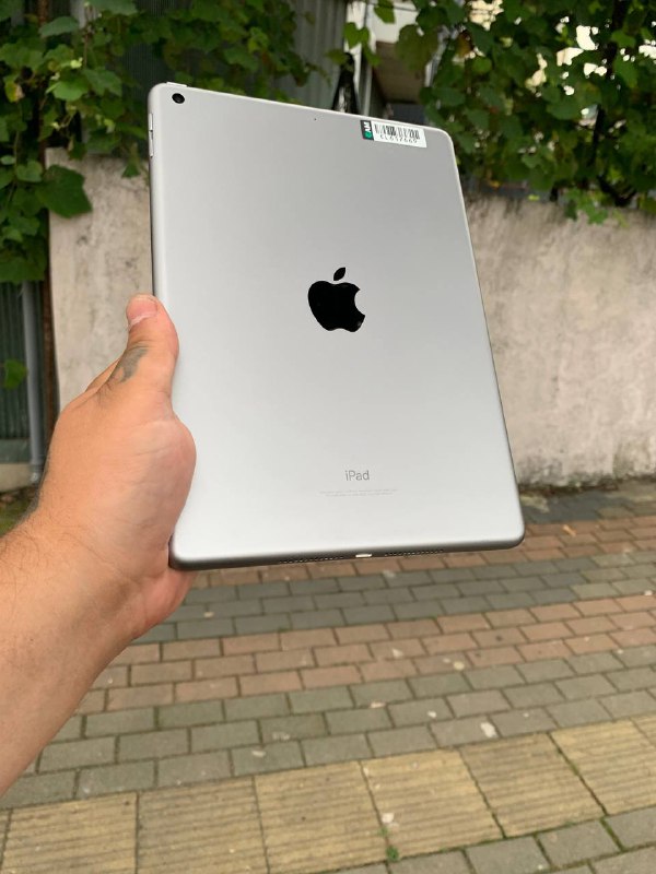 iPad 5th generation 32GB Wi-Fi Silver