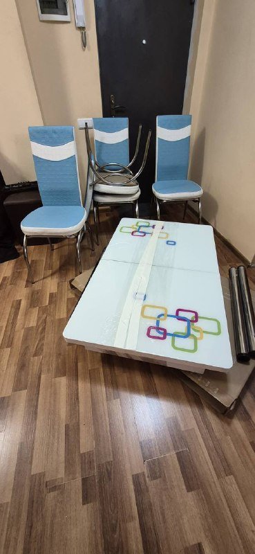 Раздвижной стол с 4 стульями