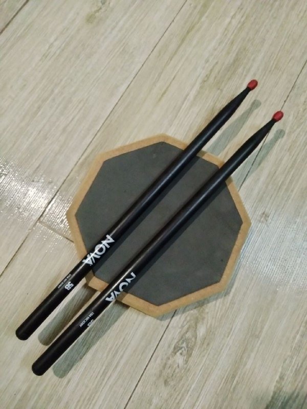 Пэд тренировочный и палочки для игры на барабанах