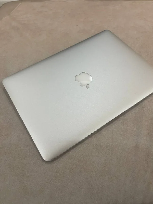 MacBook Air 13” (2017) 1