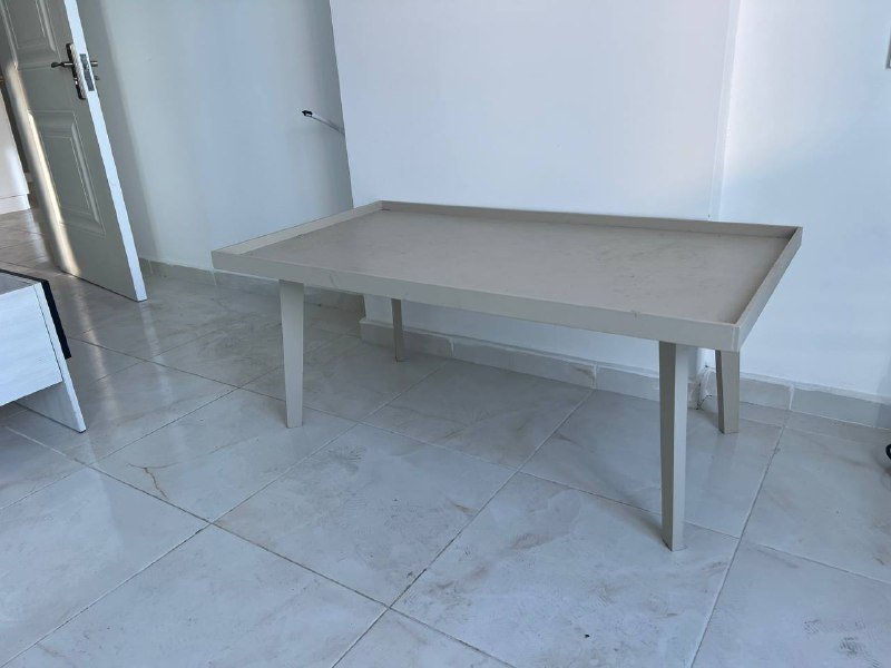 Чайник, раковина с краном, сушка для посуды, посуда, телевизор, диван, стол, стул, столик, кровать, шкаф, раковина и зеркало 9