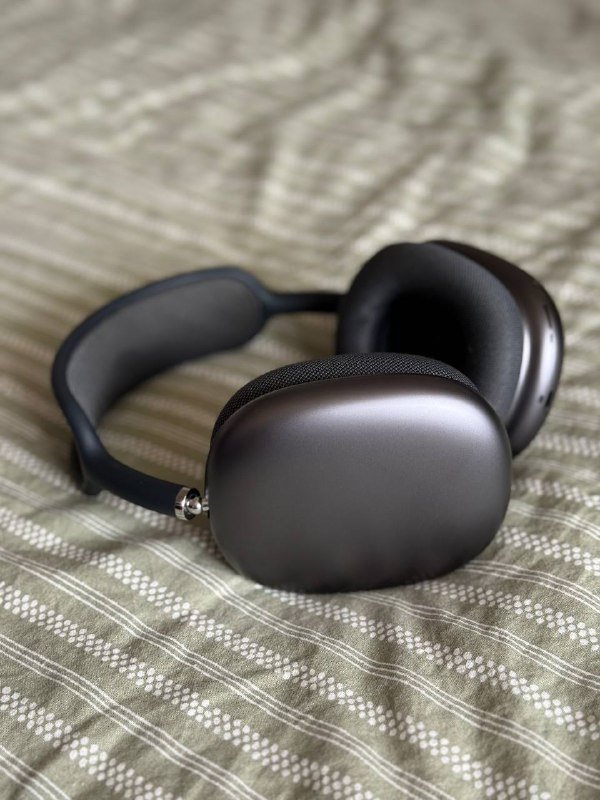 AirPods Max в черном цвете с проводом для зарядки 7