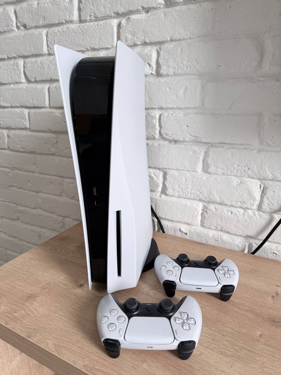 PlayStation 5 с двумя геймпадами