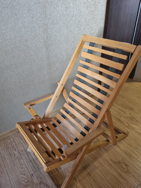 Деревянное кресло