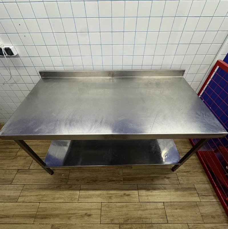 столы из нержавеющей стали, складные деревянные стулья и стол, осушитель, кондиционер, рисоварка