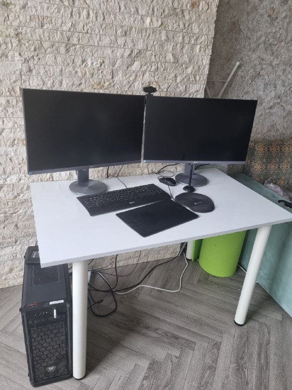 Кресло компьютерное, робот-пылесос Xiaomi, гирлянды, стол рабочий, мониторы, лампа кольцевая 7