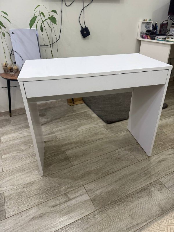 Стол с выдвижным ящиком белый