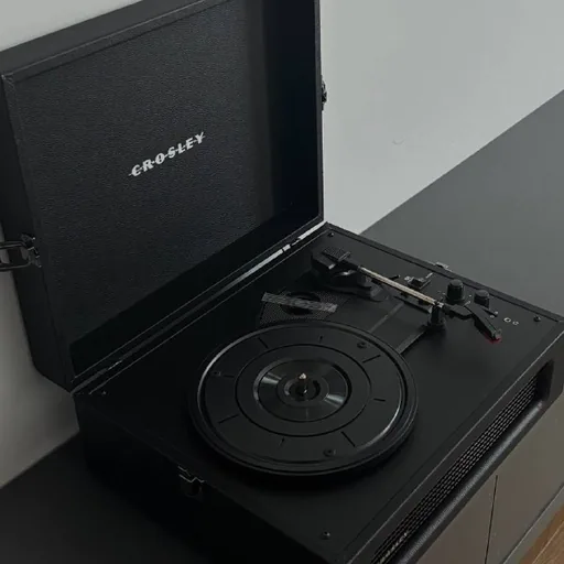 Виниловый проигрыватель Crosley Voyager, пластинки Nirvana, Shade