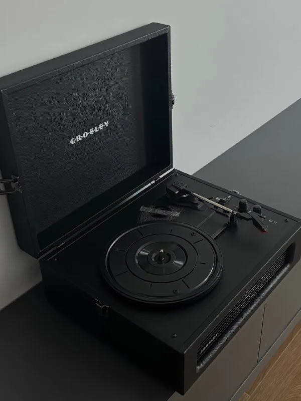 Виниловый проигрыватель Crosley Voyager, пластинки Nirvana, Shade 1