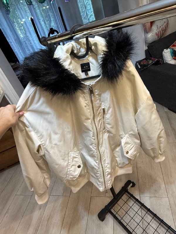 Бомбер Armani Exchange, пуховик dkny, жилеты Calvin Klein и H&M