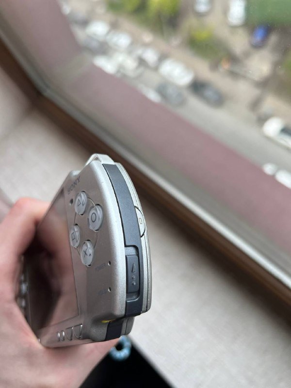 Sony PSP 2000 Ice Silver 3