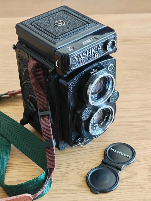 Среднеформатный плёночный фотоаппарат Yashica Mat 124G 1