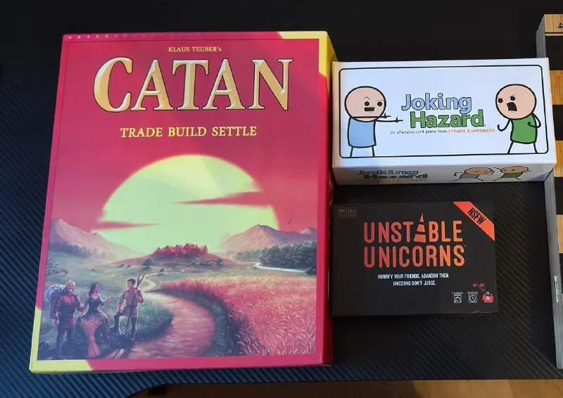 Catan, Unstable Unicorns, Joking Hazard, покерный набор