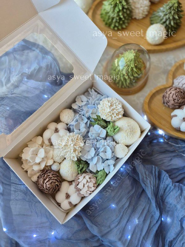 Коробка с пряниками новогодние игрушки и зефирные цветы