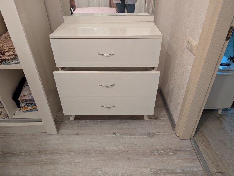 2 комода с зеркалом, прикроватная тумбочка 2