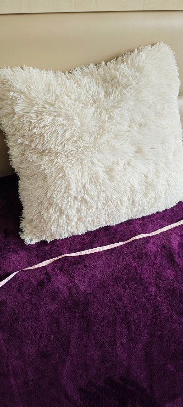 Белая декоративная пушистая подушка JYSK 50 см 3