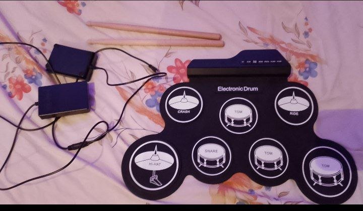 Прототипные электронные барабаны с палочками и педалями