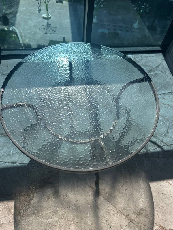 Стеклянный стол с металлическими ножками