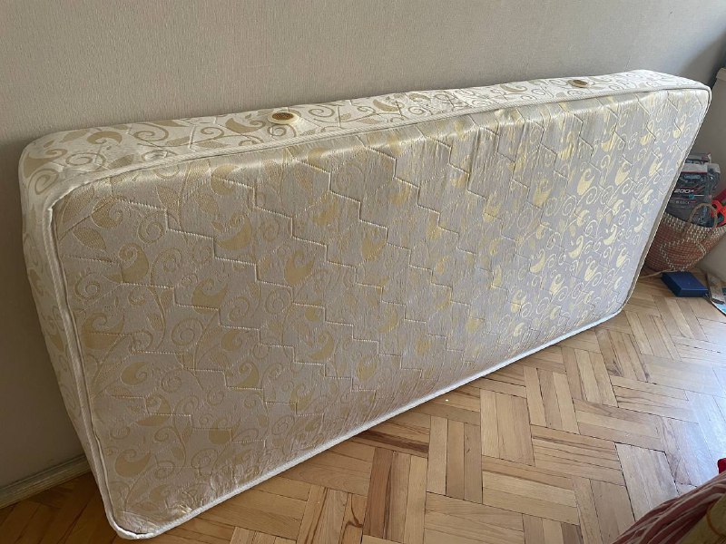Стол, стеллаж, матрас, тюль 4