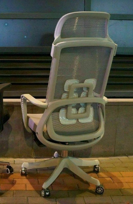 Многофункциональное офисное кресло черное и серое 2