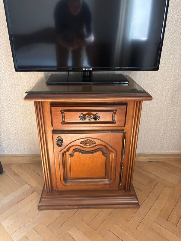 Две тумбы, комод с зеркалом, кровать, шкаф 5