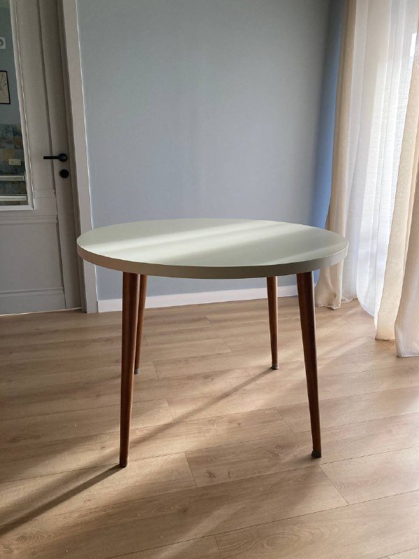 Два рейлинга и стол диаметром 100 см 2