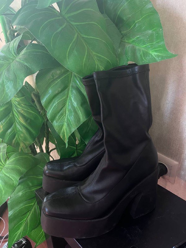 Платье нежно розовое, Платье черное на запах, Топ белый, Кофта черная оверсайз, Платье белое, Туфли белые, Ботинки черные 8