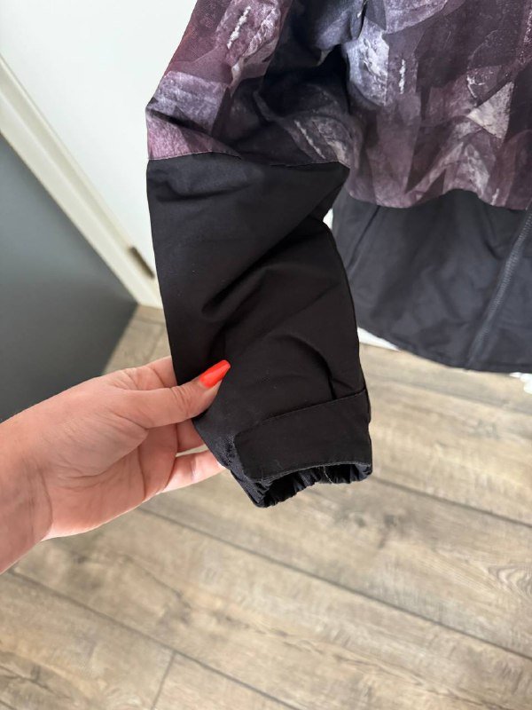 Черная легкая куртка 4