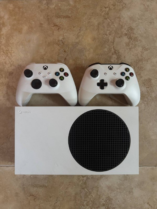 Xbox Series S 512 GB, два оригинальных джойстика