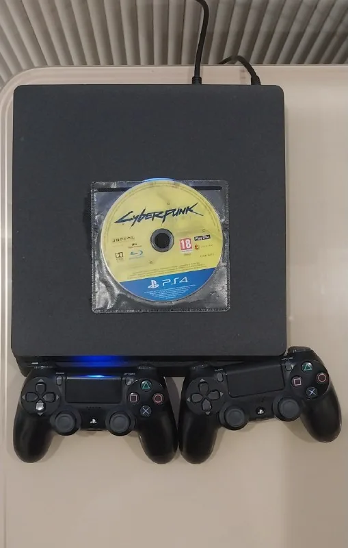 PS4 Slim 1TB с двумя геймпадами и играми 1