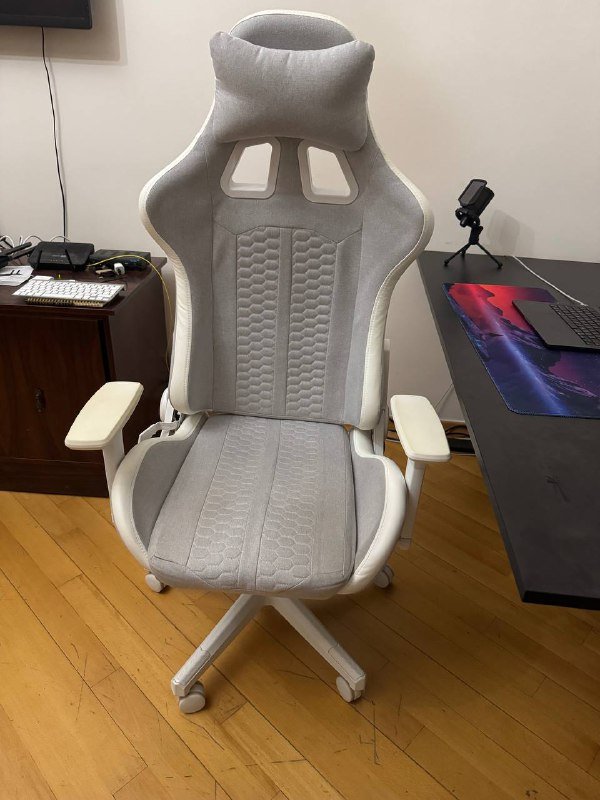 Кресло, компьютерный стол, монитор, лампа 2